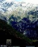 La población de Bielsa está rodeada de altas montañas que durante años la han mantenido aislada del resto del mundo