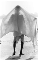 Escena de "Forest of Bliss" (1984):: Un devoto a punto de entrar al Ganges para purificarse (foto de Robert Gardner)