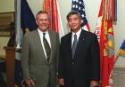 Gen Nakatami (ministro de defensa del Japón) y Donal Rumsfeld (secretario de defensa de los EE.UU.)