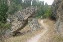 Excursionistas junto a unas rocas