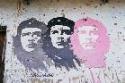 Dibujos del Che en una fachada de La Higuera