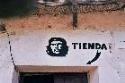 Dibujo del Che en la entrada del colmado de La Higuera