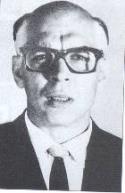 Guevara, vigilado muy de cerca por Estados Unidos y por la Unión Soviética, entrará en el país de incógnito: calvo, con una prótesis dental y haciéndose pasar por un tal Adolfo Mena González, economista uruguayo