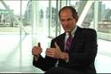 Eliot Spitzer (abogado, persigue a los bancos que han cometido delito con sus recomendaciones de inversión)