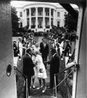 Nixon abandona la Casa Blanca tras su dimisión, el 9 de agosto de 1974 (autor de la foto, Oliver F. Atkins; fuente, wikipedia)