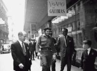 El Che Guevara ante Galerías Preciados (foto de César Lucas, 1959)