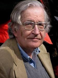 Noam Chomsky en 2004 (foto de Duncan Rawlinson; fuente: wikipedia)