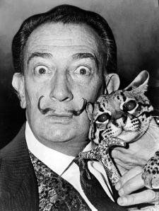 Salvador Dalí en 1965 (foto de Roger Higgins ;fuente: wikipedia)