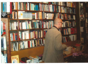 Juan Antonio González Fuentes en la librería Sheskespeare & Company (París)