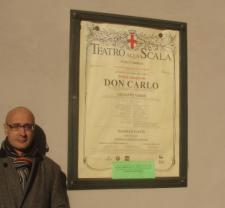 Ante el cartel del Teatro alla Scala