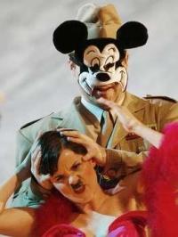 Un ballo in maschera (Verdi) en el World Trade Center con Mickey Mouse