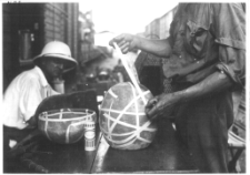 Reparación de objetos para ser enviados a Francia en la estación de Tambacounda. Misión Dakar-Djibouti, 1931. Senegal. Copia sobre papel 