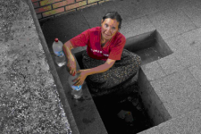 La única fuente de agua potable se halla a las afueras del poblado. El agua corriente, en Mihatovici, no es potable (foto de Marc Javierre)