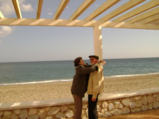 José Luis Sampedro y Olga Lucas en su querida cala de Mijas