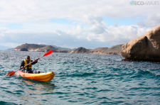 Excursión en kayak por Águilas - Cala Cocedores, al fondo la línea de costa almeriense (foto propiedad de Eco-Viajes)