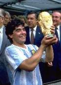 Maradona con la Copa de los Mundiales de Fútbol