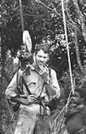 Retrato de Robert Gardner en Papua Nueva Guinea en 1961, durante la filmacion de "Dead Birds"