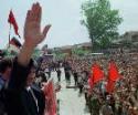 Visita triunfal de un líder albano kosovar a Orahovac tras la evacuación del gueto serbio