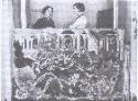 Maruja Mallo y la periodista Josefina Carabias con un cuadro de la serie &quot;Cloacas y campanarios&quot; (noviembre de 1931)