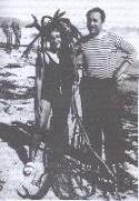 Maruja Mallo y Pablo Neruda en una playa de Chile (1945)